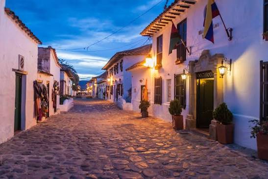 Calle empedrada colonial de Villa de Leyva al anochecer