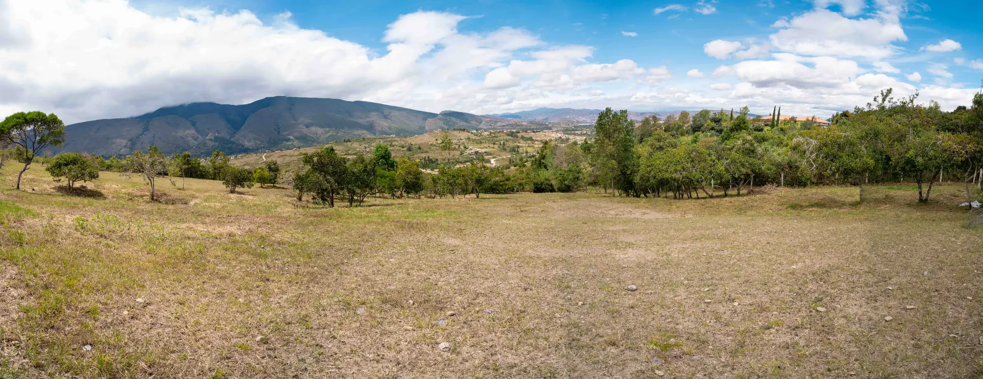 Vista horizontal del lote La Ensenada 5658 y las montañas de Villa de Leyva