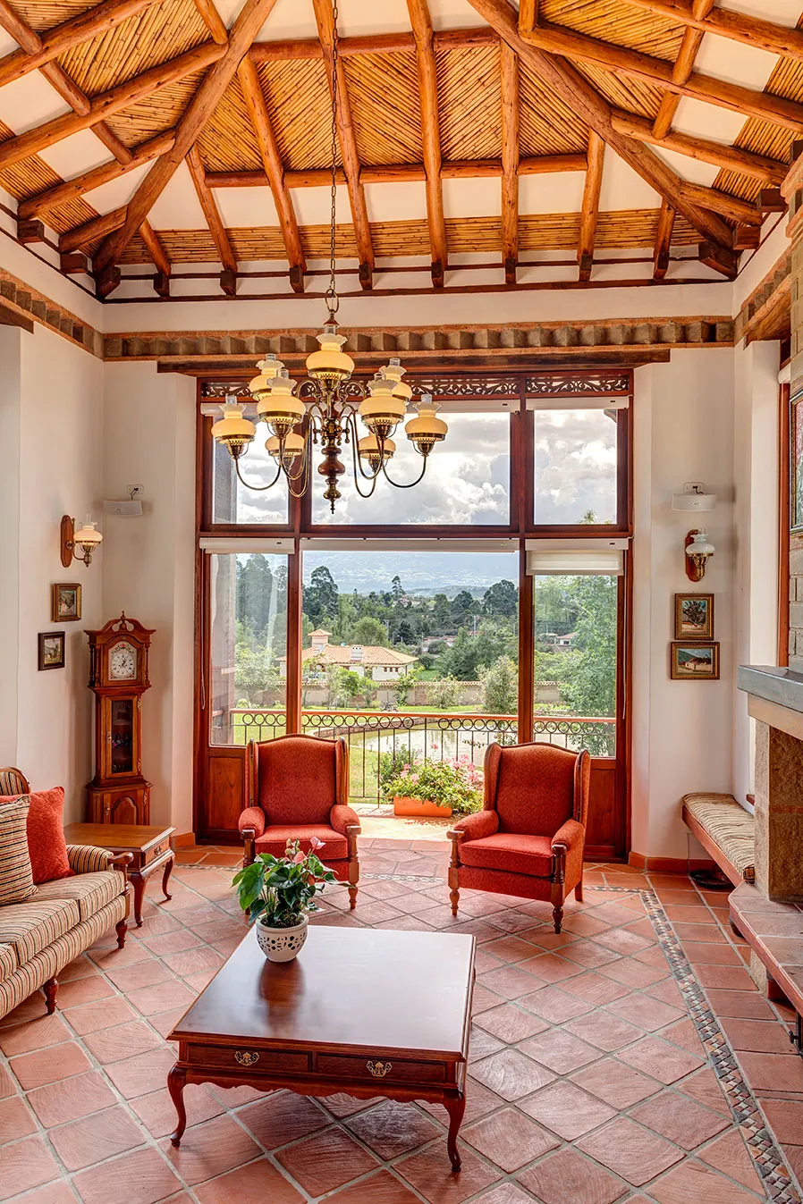 Sala de doble altura con techo de madera, diseño del arquitecto Orlando Flórez para el lote La Ensenada 5658